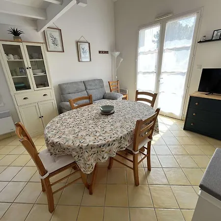 Holiday home Maison Avec Terrasse, Piscine, Proche Et Foret A ! - Fr-1-324a-63 *